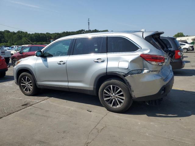 5TDKZRFH8KS555407 - 2019 TOYOTA HIGHLANDER SE SILVER photo 2