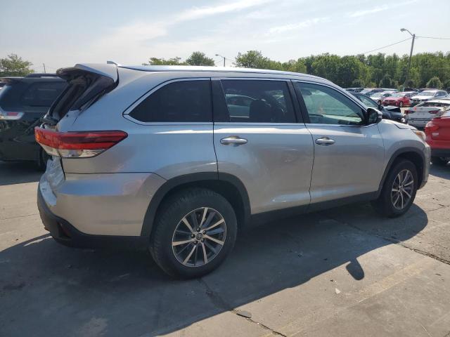 5TDKZRFH8KS555407 - 2019 TOYOTA HIGHLANDER SE SILVER photo 3