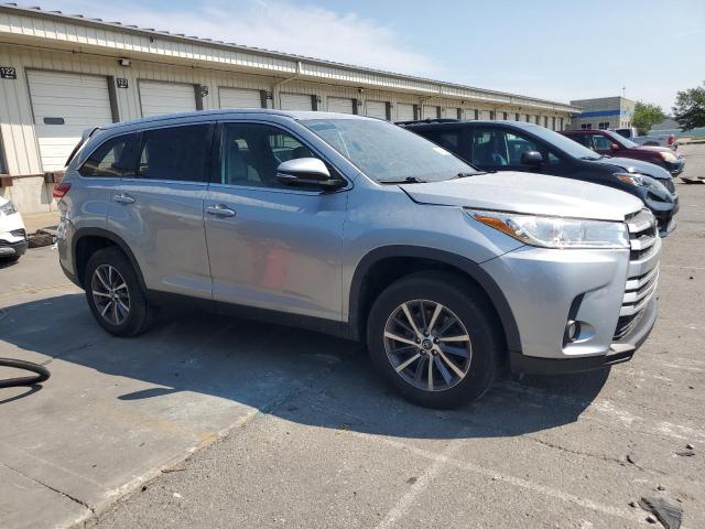 5TDKZRFH8KS555407 - 2019 TOYOTA HIGHLANDER SE SILVER photo 4
