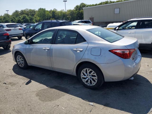 2T1BURHE9JC101028 - 2018 TOYOTA COROLLA L ვერცხლისფერი ფოტო 2