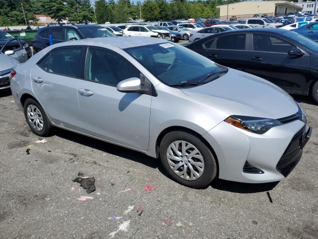 2T1BURHE9JC101028 - 2018 TOYOTA COROLLA L ვერცხლისფერი ფოტო 4