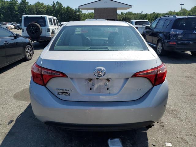 2T1BURHE9JC101028 - 2018 TOYOTA COROLLA L ვერცხლისფერი ფოტო 6