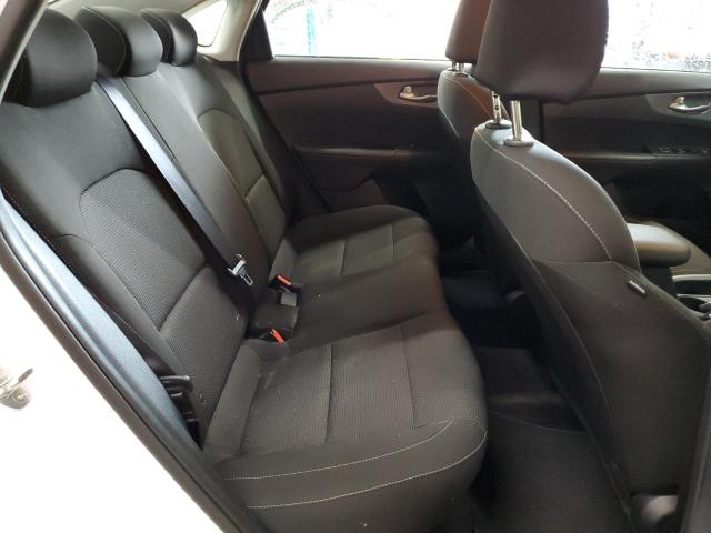 3KPF24AD4ME311716 - 2021 KIA FORTE FE WHITE photo 10