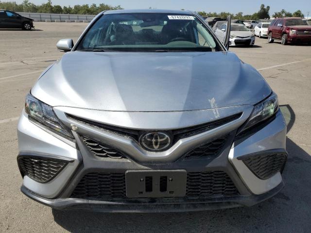 4T1G11AK6PU808109 - 2023 TOYOTA CAMRY SE NIGHT SHADE SILVER photo 5