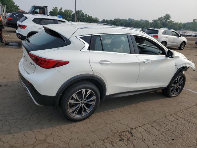 SJKCH5CR9JA055391 - 2018 INFINITI QX30 BASE WHITE photo 3