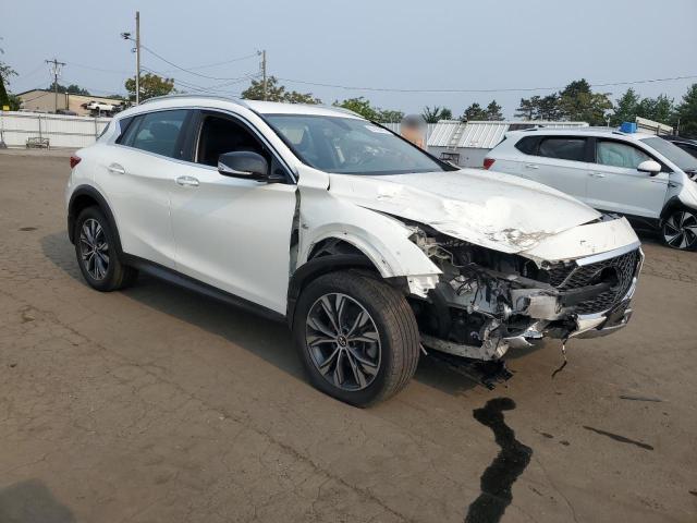 SJKCH5CR9JA055391 - 2018 INFINITI QX30 BASE WHITE photo 4