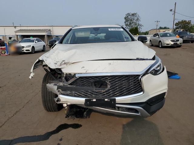 SJKCH5CR9JA055391 - 2018 INFINITI QX30 BASE WHITE photo 5