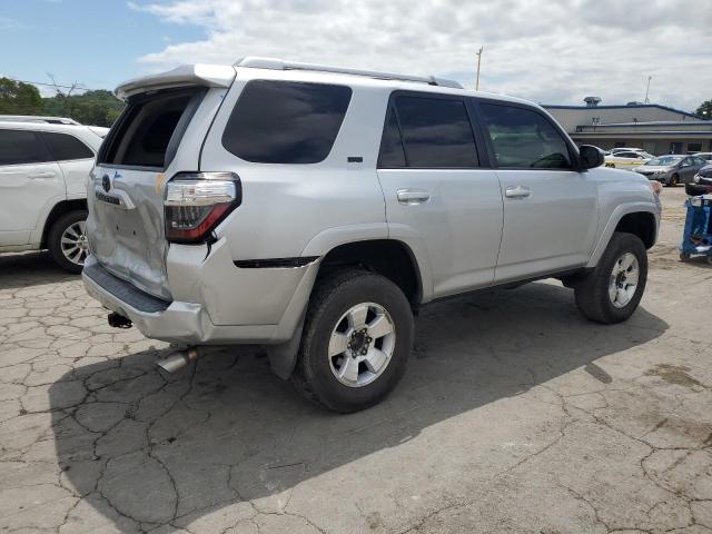 JTEBU5JR8H5457964 - 2017 TOYOTA 4RUNNER SR5/SR5 PREMIUM Srebrny zdjęcie 3