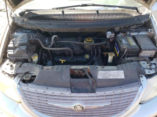 2C8GP74L82R548570 - 2002 CHRYSLER TOWN & COU EX SILVER photo 12