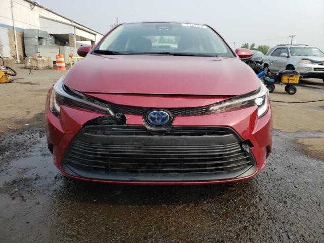 JTDBCMFE3RJ032670 - 2024 TOYOTA COROLLA LE 勃艮第红 照片 5