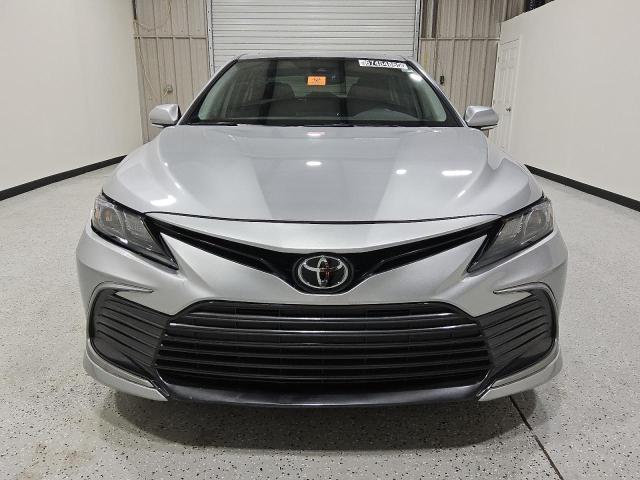 4T1R11AK7RU921711 - 2024 TOYOTA CAMRY LE SILVER photo 5