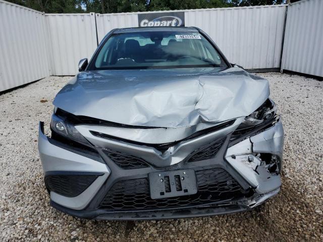 4T1S11AK3PU174445 - 2023 TOYOTA CAMRY SE NIGHT SHADE SILVER photo 5