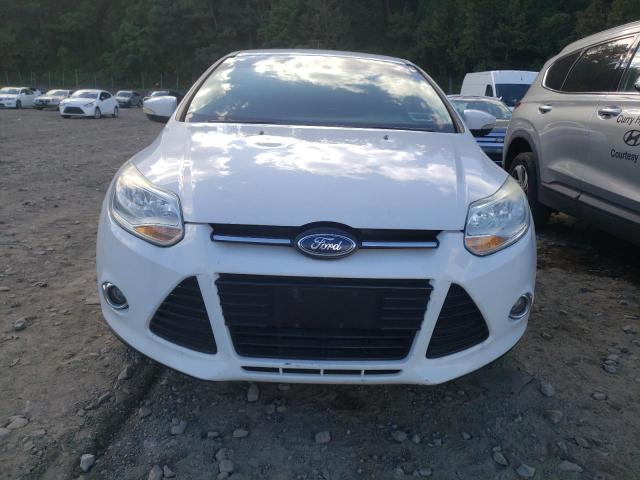 1FAHP3M24CL469242 - 2012 FORD FOCUS SEL WHITE photo 5