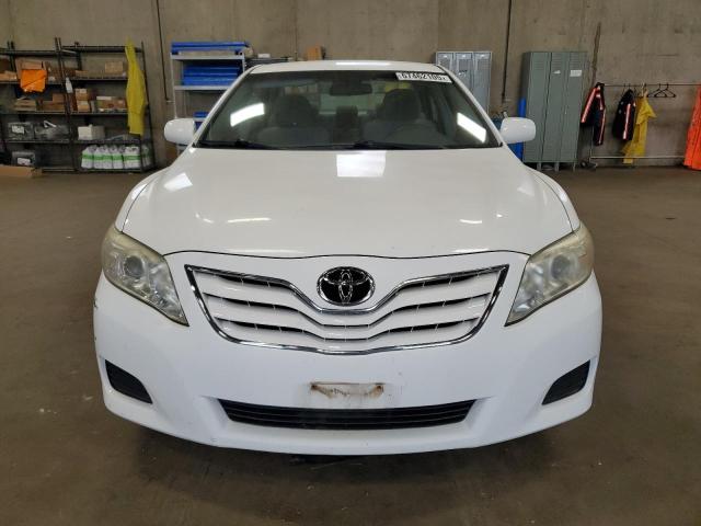 4T1BF3EK8BU764320 - 2011 TOYOTA CAMRY BASE WHITE photo 5