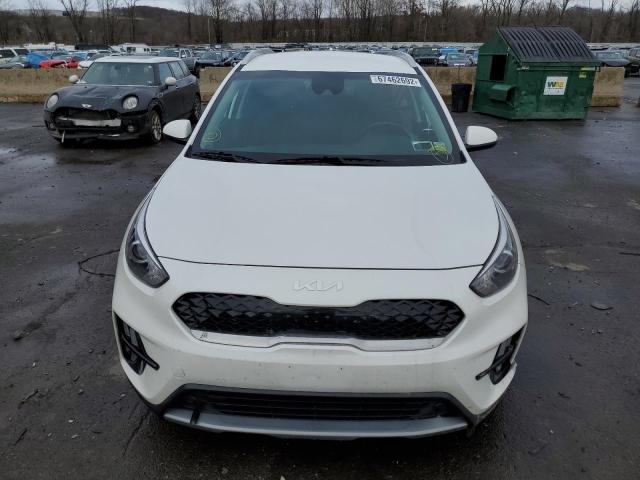 KNDCB3LC6N5536220 - 2022 KIA NIRO LX WHITE photo 5