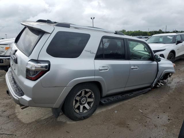JTEBU5JR0J5520304 - 2018 TOYOTA 4RUNNER SR5/SR5 PREMIUM 银色 照片 3
