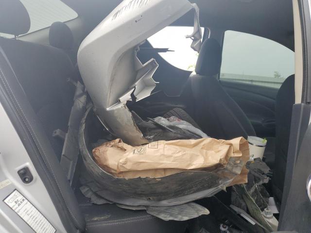 3N1CN7AP1KL878936 - 2019 NISSAN VERSA S 银色 照片 10