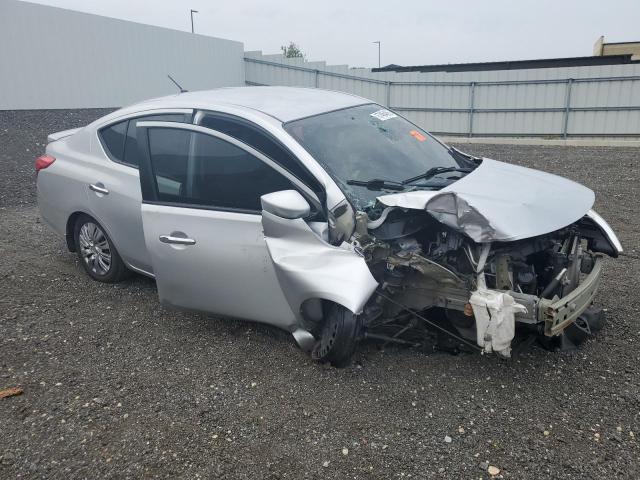 3N1CN7AP1KL878936 - 2019 NISSAN VERSA S 银色 照片 4