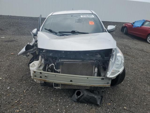 3N1CN7AP1KL878936 - 2019 NISSAN VERSA S 银色 照片 5