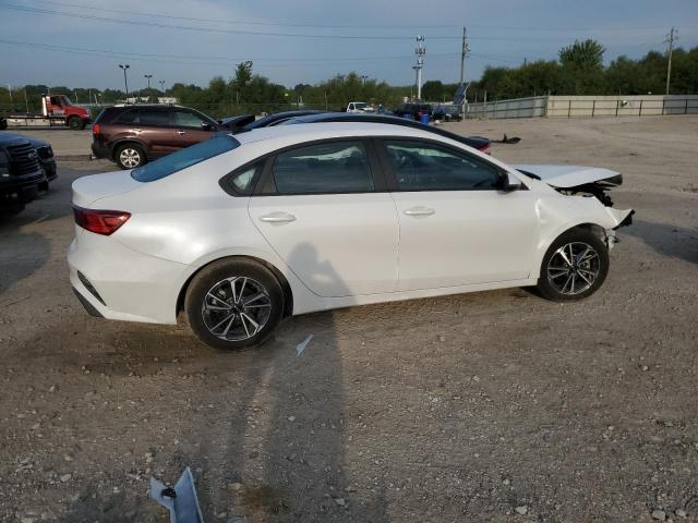 3KPF24AD6PE579896 - 2023 KIA FORTE LX WHITE photo 3