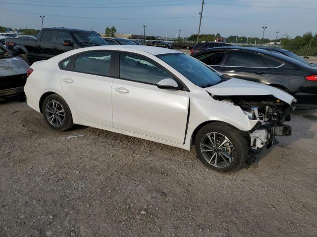 3KPF24AD6PE579896 - 2023 KIA FORTE LX WHITE photo 4