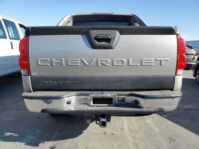 3GNEC12Z45G124667 - 2005 CHEVROLET AVALANCHE C1500 SILVER photo 6