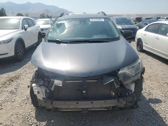 JTMBFREV6JJ727302 - 2018 TOYOTA RAV4 LE Gris photo 5