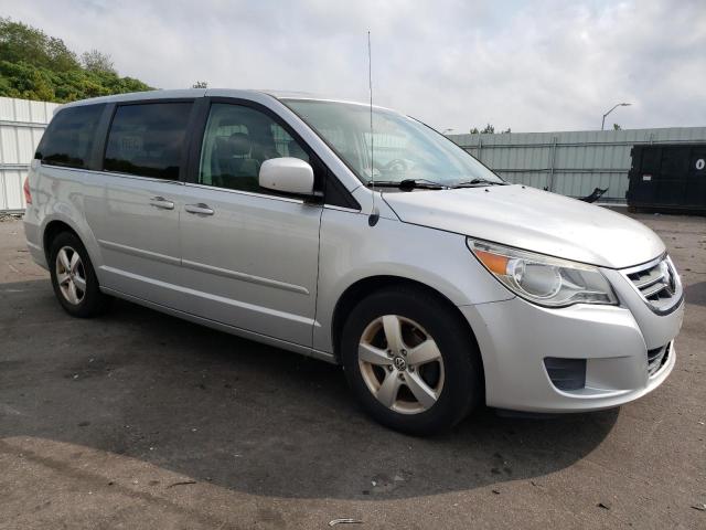 2V4RW3D10AR407601 - 2010 VOLKSWAGEN ROUTAN SE SILVER photo 4