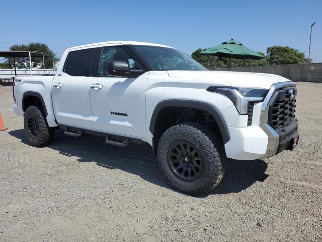 5TFLA5DB1PX104694 - 2023 TOYOTA TUNDRA CREWMAX SR WHITE photo 4