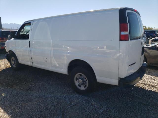 1GCWGAFF3H1165098 - 2017 CHEVROLET EXPRESS G2 WHITE photo 2