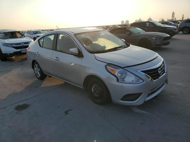 3N1CN7AP6JL804734 - 2018 NISSAN VERSA S SILVER photo 4