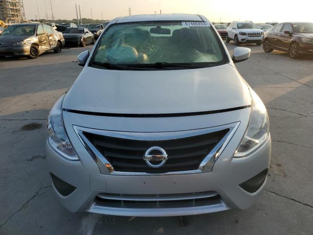 3N1CN7AP6JL804734 - 2018 NISSAN VERSA S SILVER photo 5