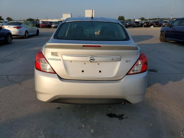 3N1CN7AP6JL804734 - 2018 NISSAN VERSA S SILVER photo 6