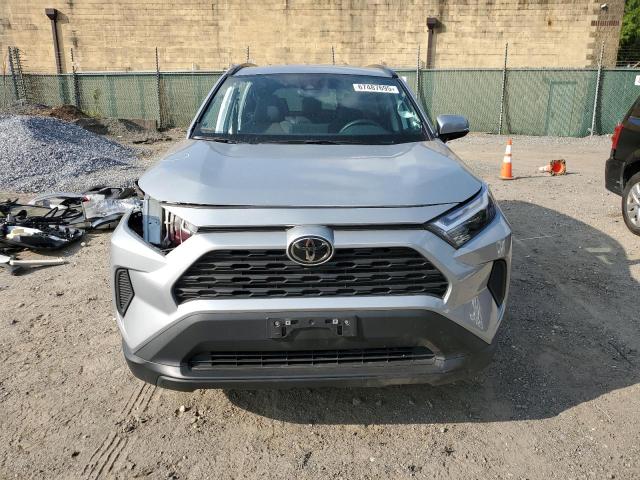 2T3P1RFV0SW498668 - 2025 TOYOTA RAV4 XLE 银色 照片 5