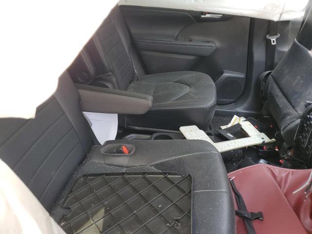 5TDGZRAH2NS097946 - 2022 TOYOTA HIGHLANDER XLE RED photo 11