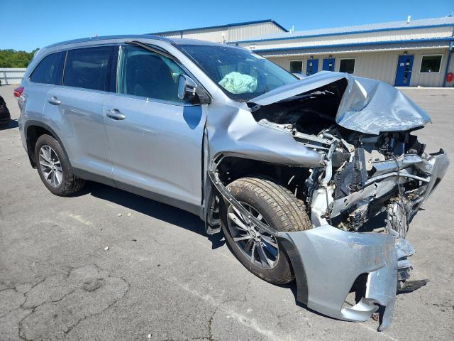 5TDJZRFH0KS584590 - 2019 TOYOTA HIGHLANDER SE 银色 照片 4