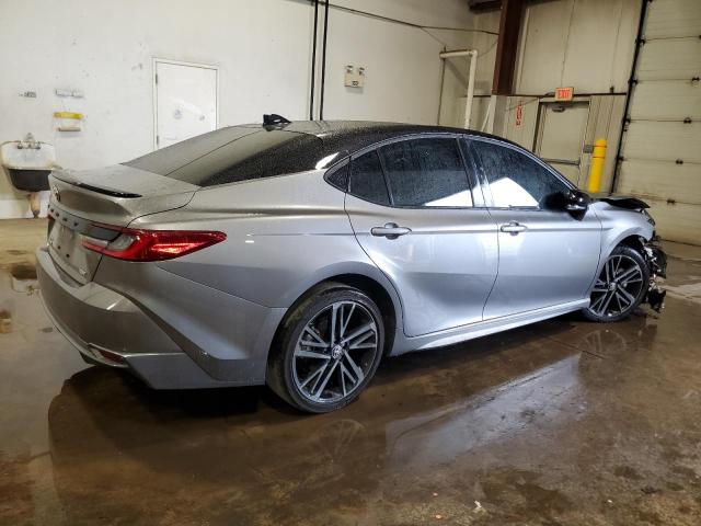 4T1DBADK2SU504666 - 2025 TOYOTA CAMRY XSE ნაცრისფერი ფოტო 3