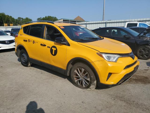 JTMRJREVXJD192941 - 2018 TOYOTA RAV4 HV LE Jaune photo 4