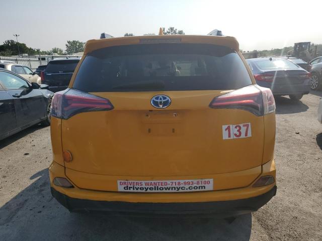 JTMRJREVXJD192941 - 2018 TOYOTA RAV4 HV LE Jaune photo 6