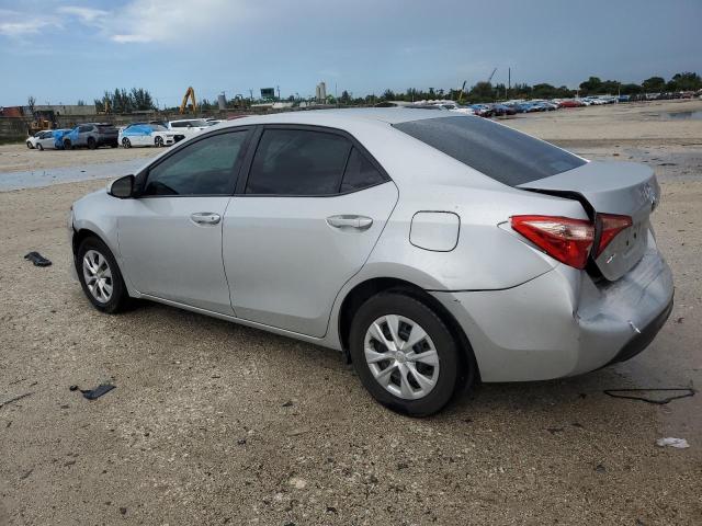 5YFBURHEXJP846001 - 2018 TOYOTA COROLLA L SILVER photo 2