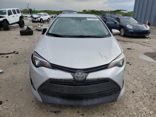 5YFBURHEXJP846001 - 2018 TOYOTA COROLLA L SILVER photo 5