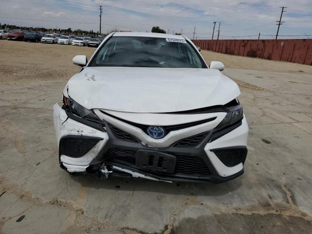 4T1G31AK0PU605596 - 2023 TOYOTA CAMRY SE NIGHT SHADE WHITE photo 5