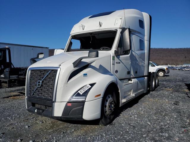 4V4NC9EHXPN328995 - 2023 VOLVO VN VNL WHITE photo 2