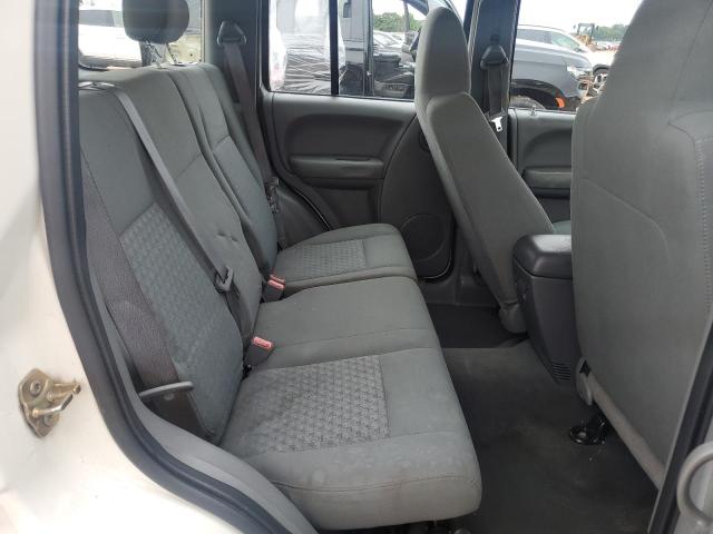 1J4GK48K65W502872 - 2005 JEEP LIBERTY SPORT WHITE photo 11