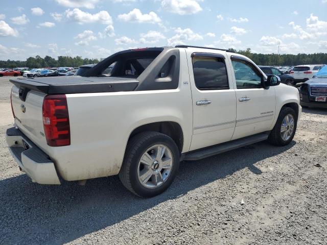 3GNVKGE04AG246328 - 2010 CHEVROLET AVALANCHE LTZ WHITE photo 3