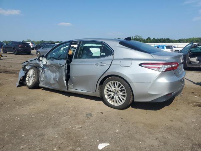 4T1F11AK5LU313857 - 2020 TOYOTA CAMRY XLE 银色 照片 2