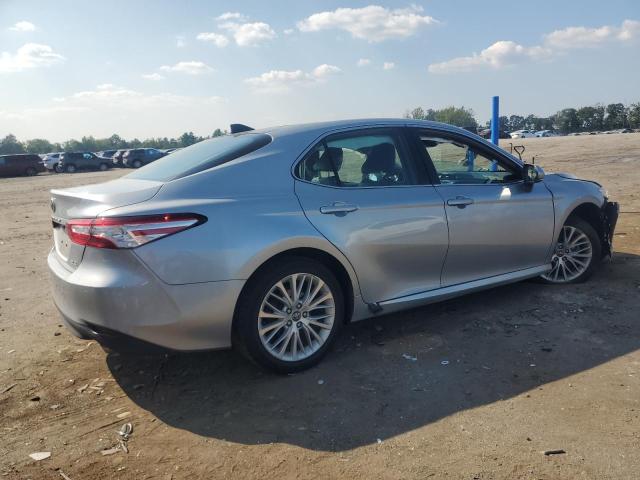 4T1F11AK5LU313857 - 2020 TOYOTA CAMRY XLE 银色 照片 3