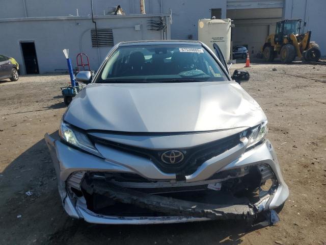 4T1F11AK5LU313857 - 2020 TOYOTA CAMRY XLE 银色 照片 5