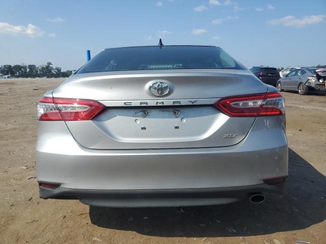 4T1F11AK5LU313857 - 2020 TOYOTA CAMRY XLE 银色 照片 6