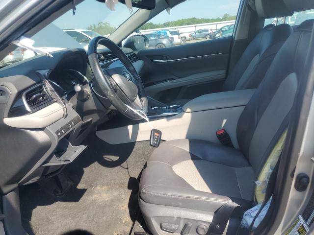 4T1F11AK5LU313857 - 2020 TOYOTA CAMRY XLE 银色 照片 7